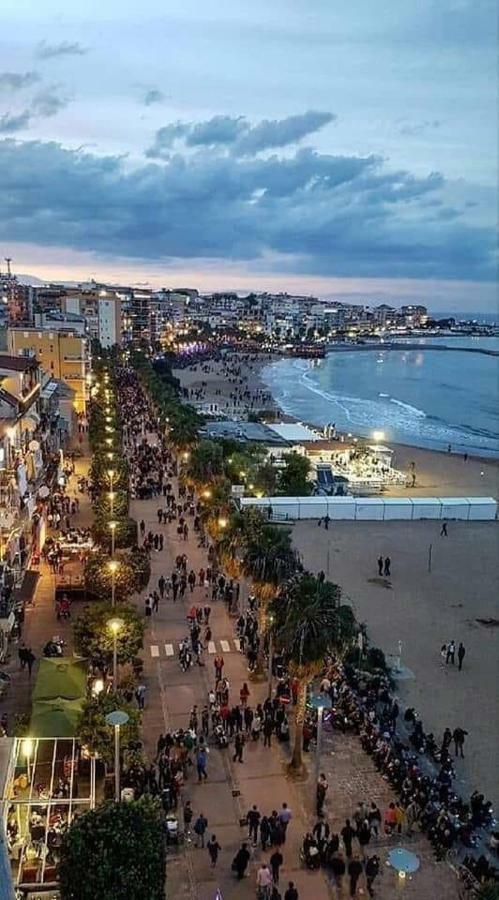 Appartamento La Dolce Vita Crotone Bagian luar foto